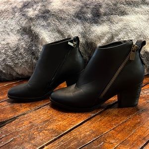 NWOT-JC boutique ankle booties featuring a double zip and approx 2 1/2 inheal.